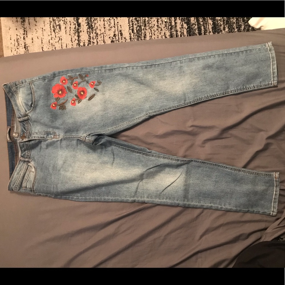 Floral embroidered cropped jeans size 8